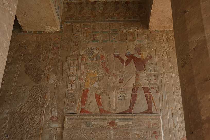 50 MAK_6065.jpg - Hatshepsut in un rituale religioso col dio Ra, per consolidare il suo diritto divino a governare come donna faraone.